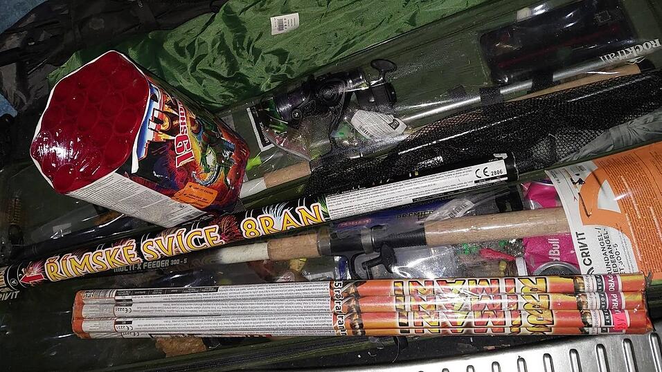 Die Bundespolizisten entdeckten illegales Feuerwerk im Kofferraum eines Autos.&nbsp;