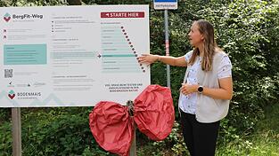 Dr. Laura Eisenberger erklärt, wie man sich auf dem BergFit-Weg am Silbergerg bei Bodenmais selbst testen kann. Dr. Laura Eisenberger erklärt, wie man sich auf dem BergFit-Weg am Silbergerg bei Bodenmais selbst testen kann.