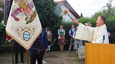 Stadtpfarrer Matthias Kienberger segnete die restaurierte Feuerwehrfahne. Stadtpfarrer Matthias Kienberger segnete die restaurierte Feuerwehrfahne.