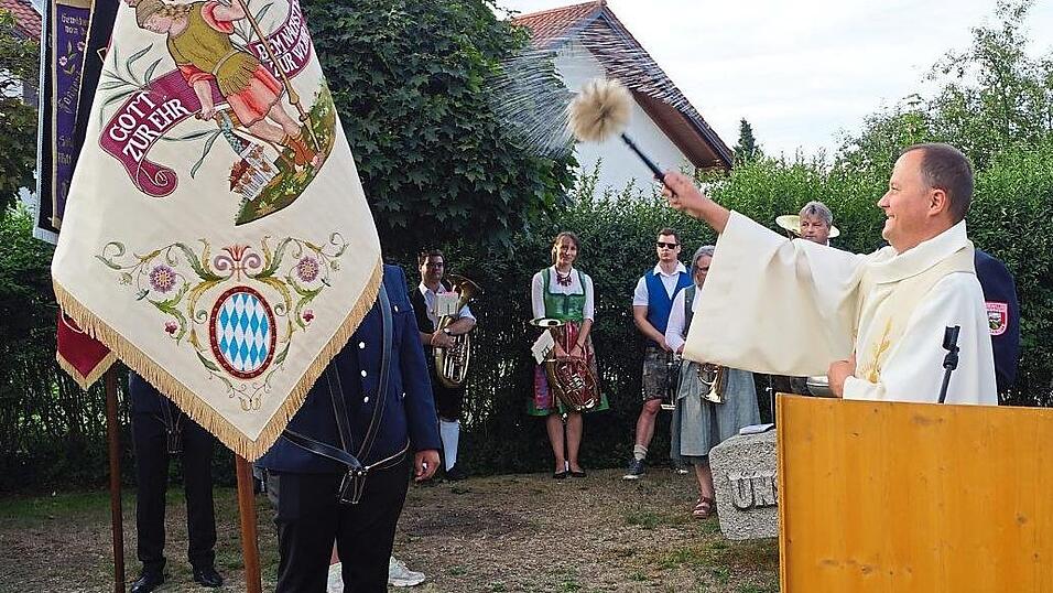Stadtpfarrer Matthias Kienberger segnete die restaurierte Feuerwehrfahne.