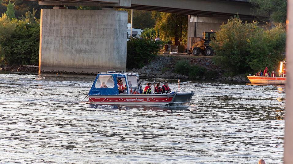 Bereits ab 20 Uhr stieg die Party beiderseits der Donau, um 22 Uhr dann begeisterte das feurige Spektakel auf der Donaubrücke die Gäste. Bereits ab 20 Uhr stieg die Party beiderseits der Donau, um 22 Uhr dann begeisterte das feurige Spektakel auf der Donaubrücke die Gäste.