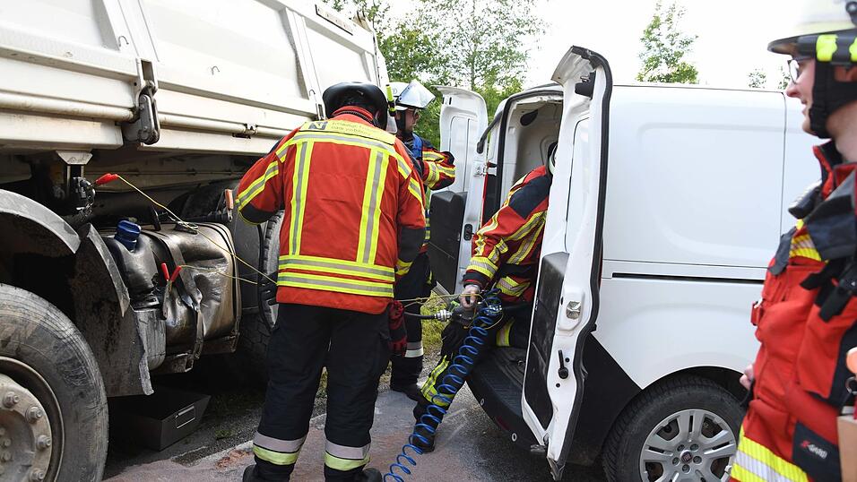 Bei dem Unfall verletzten sich drei Personen, einschließlich der Unfallverursacherin.