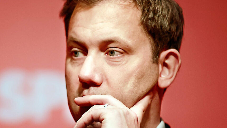 Lars Klingbeil ist seit Dezember 2021 Co-Vorsitzender der SPD. Nach der Neuwahl und der Regierungspostenbesetzung übten einige Parteimitglieder scharfe Kritik an dem 47-Jährigen. Lars Klingbeil ist seit Dezember 2021 Co-Vorsitzender der SPD. Nach der Neuwahl und der Regierungspostenbesetzung übten einige Parteimitglieder scharfe Kritik an dem 47-Jährigen.