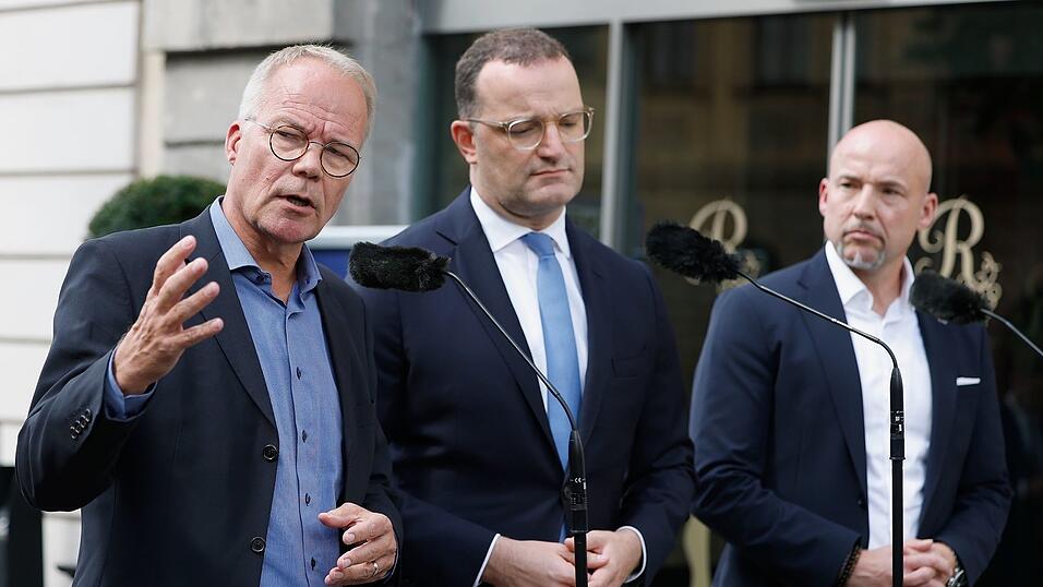 Einen «Geist der Gemeinsamkeiten» haben die Fraktionschefs Matthias Miersch (SPD, l-r), Jens Spahn (CDU) und Alexander Hoffmann (CSU) bei ihrer Tagung Ende August in Würzburg beschworen (Foto: Archiv).