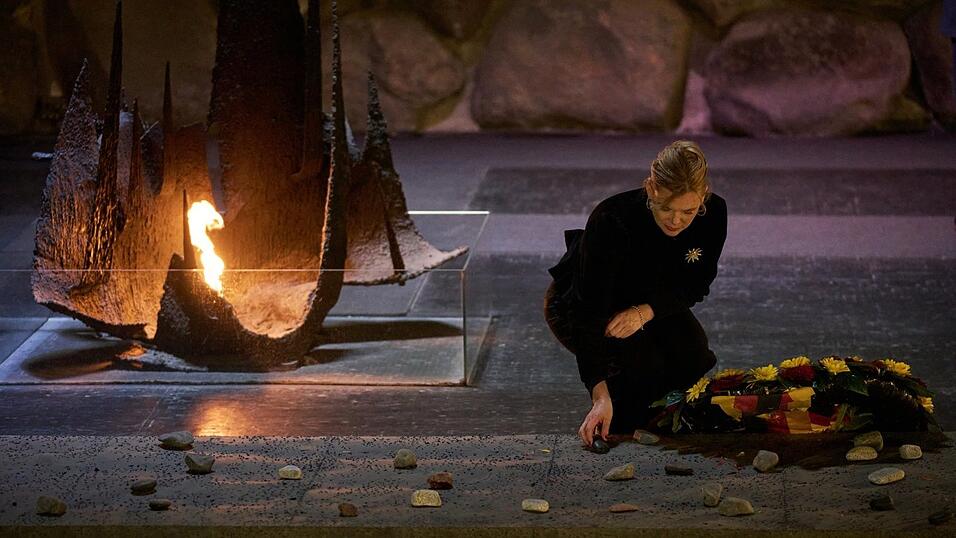 Bundestagspr&auml;sidentin Julia Kl&ouml;ckner legt w&auml;hrend ihres Besuchs der Holocaust-Gedenkst&auml;tte Yad Vashem einen Kranz und einen Stein in der Halle der Erinnerung nieder.
