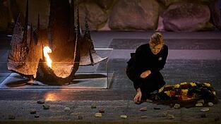 Bundestagspr&auml;sidentin Julia Kl&ouml;ckner legt w&auml;hrend ihres Besuchs der Holocaust-Gedenkst&auml;tte Yad Vashem einen Kranz und einen Stein in der Halle der Erinnerung nieder.