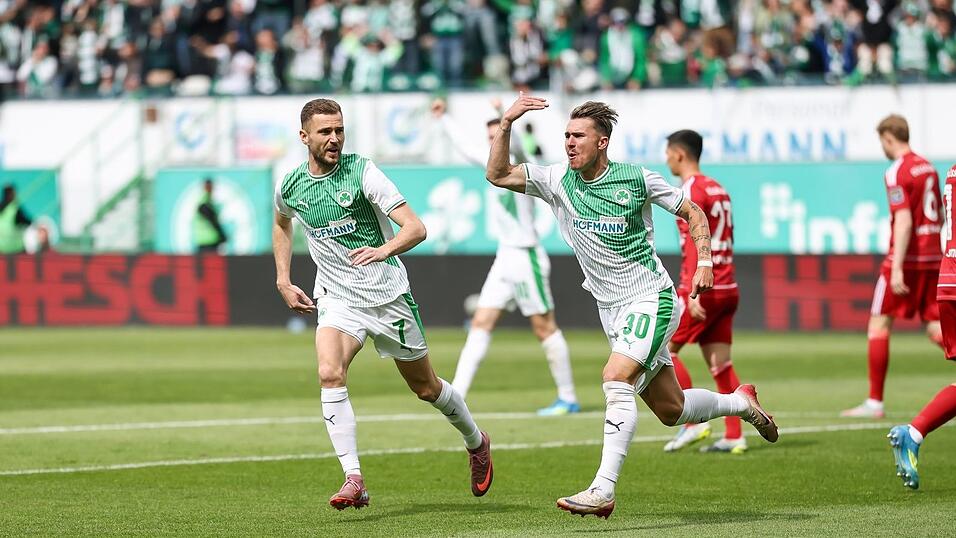 Felix Klaus jubelt &uuml;ber seinen Treffer zum 1:0.