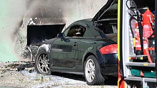 Am Freitagnachmittag kam es in der Seyboldsdorfer Straße zu einem Brand, bei dem Fahrzeuge und ein Haus beschädigt wurden. Am Freitagnachmittag kam es in der Seyboldsdorfer Straße zu einem Brand, bei dem Fahrzeuge und ein Haus beschädigt wurden.