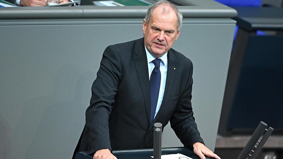 Der Zug ist abgefahren. Fritz Güntzler hätte Bundesverkehrsminister werden können, doch dann dachte er, dass das ein echter Experte übernehmen sollte. Der Zug ist abgefahren. Fritz Güntzler hätte Bundesverkehrsminister werden können, doch dann dachte er, dass das ein echter Experte übernehmen sollte.
