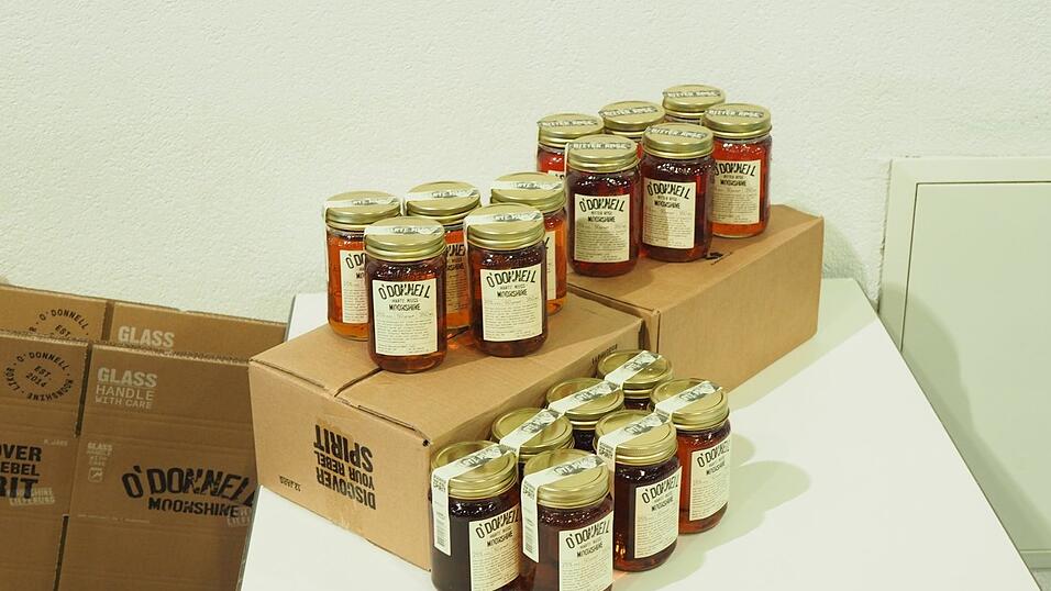 Rund 40 Aussteller und etwa 90 Tattoo-Künstler sind auf der Tattoo Convention in Straubing vertreten. Rund 40 Aussteller und etwa 90 Tattoo-Künstler sind auf der Tattoo Convention in Straubing vertreten.