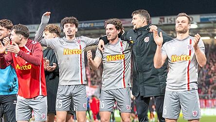 Gar nicht grau wie die Trikots war die Leistung des SSV Jahn Regensburg bei Energie Cottbus. Nach einem 0:2-Rückstand durften die Oberpfälzer noch einen Punkt bejubeln. Gar nicht grau wie die Trikots war die Leistung des SSV Jahn Regensburg bei Energie Cottbus. Nach einem 0:2-Rückstand durften die Oberpfälzer noch einen Punkt bejubeln.