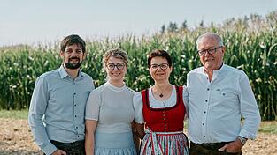 Zwei Generationen der Familie Jodlbauer. Sohn Wolfgang mit seiner Frau Katrin und die Eltern Marianne und Josef.