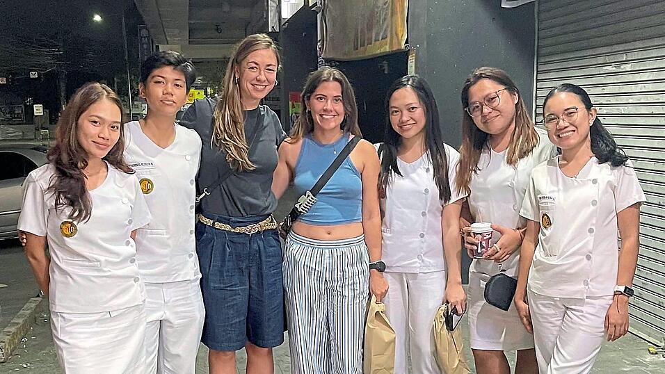 Anna Hastreiter und Veronika Zwicknagl (Dritte und Vierte von links) mit jungen Frauen, die die Ausbildung zur Hebamme und in der Krankenpflege an der University of Philippines abgeschlossen haben und Medizin studieren. Anna Hastreiter und Veronika Zwicknagl (Dritte und Vierte von links) mit jungen Frauen, die die Ausbildung zur Hebamme und in der Krankenpflege an der University of Philippines abgeschlossen haben und Medizin studieren.