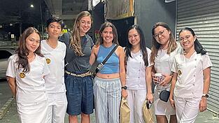 Anna Hastreiter und Veronika Zwicknagl (Dritte und Vierte von links) mit jungen Frauen, die die Ausbildung zur Hebamme und in der Krankenpflege an der University of Philippines abgeschlossen haben und Medizin studieren. Anna Hastreiter und Veronika Zwicknagl (Dritte und Vierte von links) mit jungen Frauen, die die Ausbildung zur Hebamme und in der Krankenpflege an der University of Philippines abgeschlossen haben und Medizin studieren.