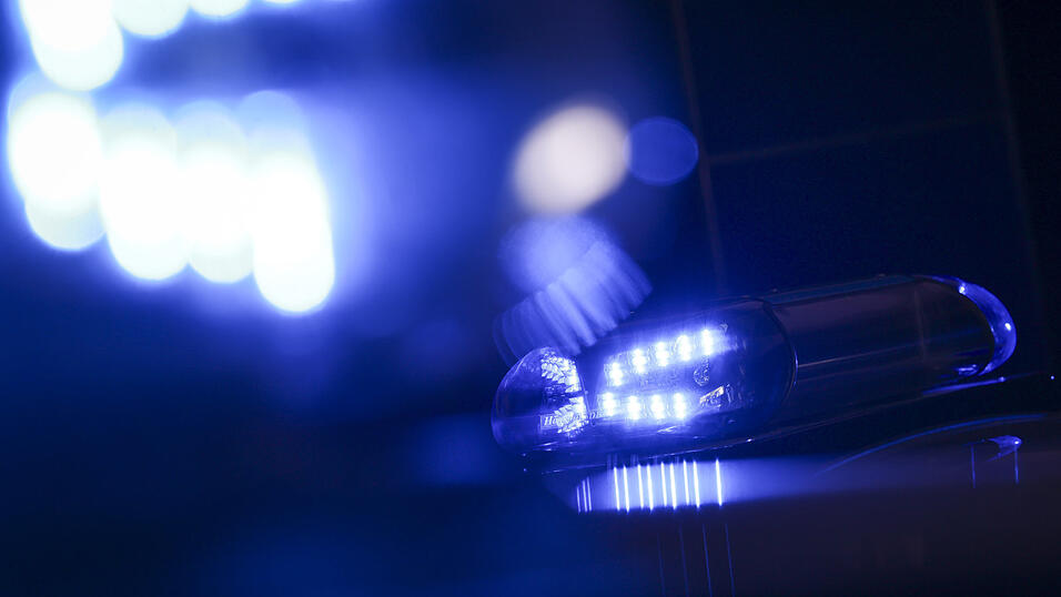 Fünf verletzte Hochzeitsgäste, sechs verletzte Polizeibeamte: Am Samstag ist es zu einer körperlichen Auseinandersetzung in einem Straubinger Gasthaus gekommen. (Symbolbild) Fünf verletzte Hochzeitsgäste, sechs verletzte Polizeibeamte: Am Samstag ist es zu einer körperlichen Auseinandersetzung in einem Straubinger Gasthaus gekommen. (Symbolbild)