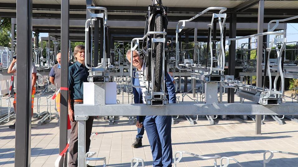 Sitzt, passt, hat Luft: B&uuml;rgermeister Josef Dollinger (v. r.) und sein Stellvertreter Michael Stanglmaier probierten die neuen Radlst&auml;nder sofort aus.