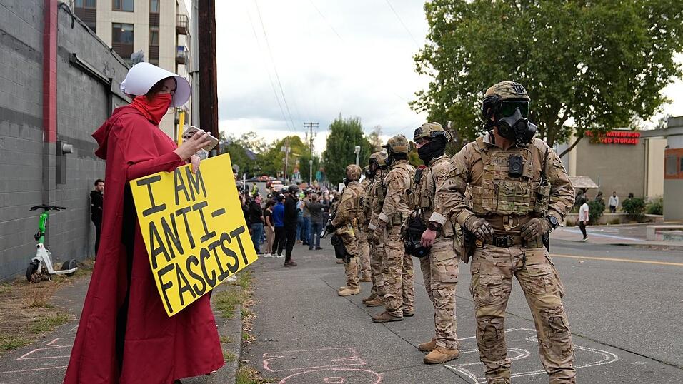 Gegen den Einsatz von Bundesbeamten in Chicago gibt es erhebliche Proteste.