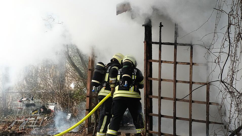 Mit einem schnellen Eingreifen der Freiwilligen Feuerwehr war der Brand einer Gartenlaube rasch im Griff.