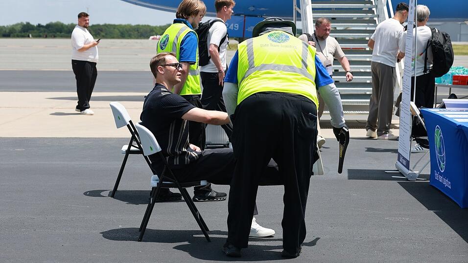 Manuel Neuer wird vor dem Abflug nach Houston kontrolliert. Manuel Neuer wird vor dem Abflug nach Houston kontrolliert.