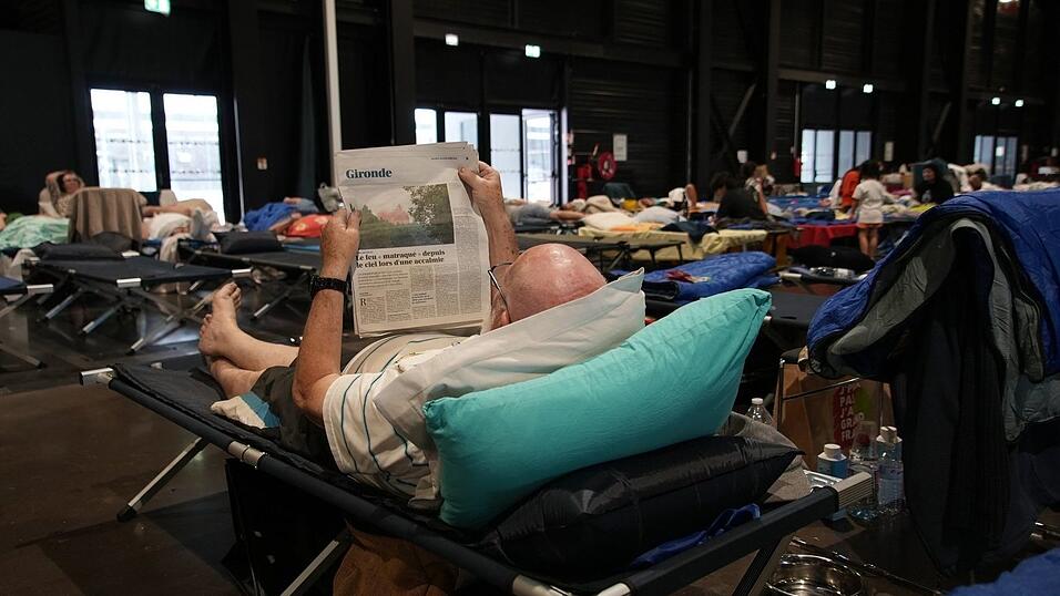 Tausende Menschen m&uuml;ssen eine weitere Nacht in Notunterk&uuml;nften verbringen.