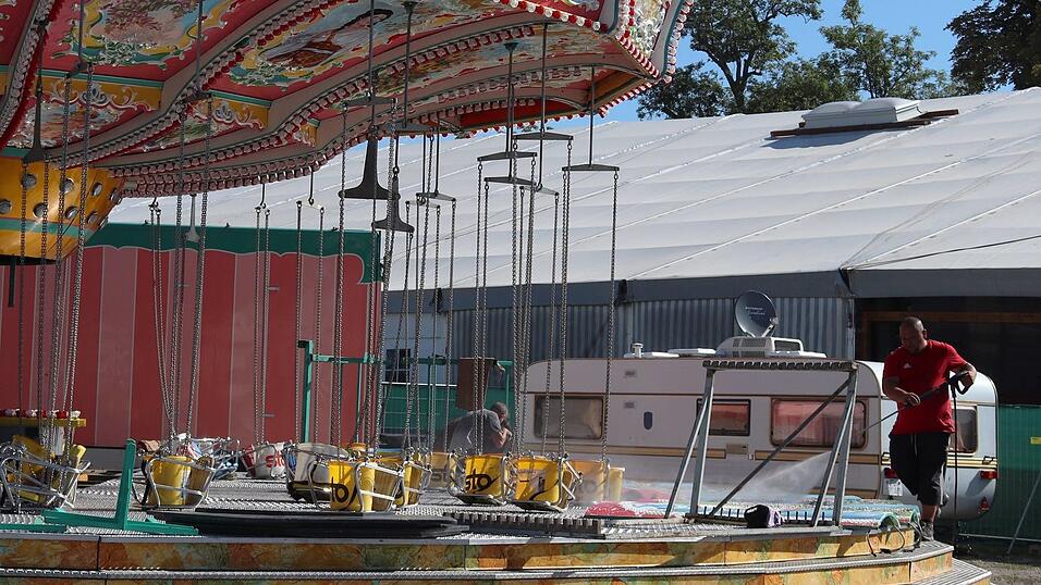Acht Tage vor Beginn des Gäubodenvolksfestes laufen die Aufbauarbeiten am Festplatz Am Hagen auf Hochtouren. Acht Tage vor Beginn des Gäubodenvolksfestes laufen die Aufbauarbeiten am Festplatz Am Hagen auf Hochtouren.