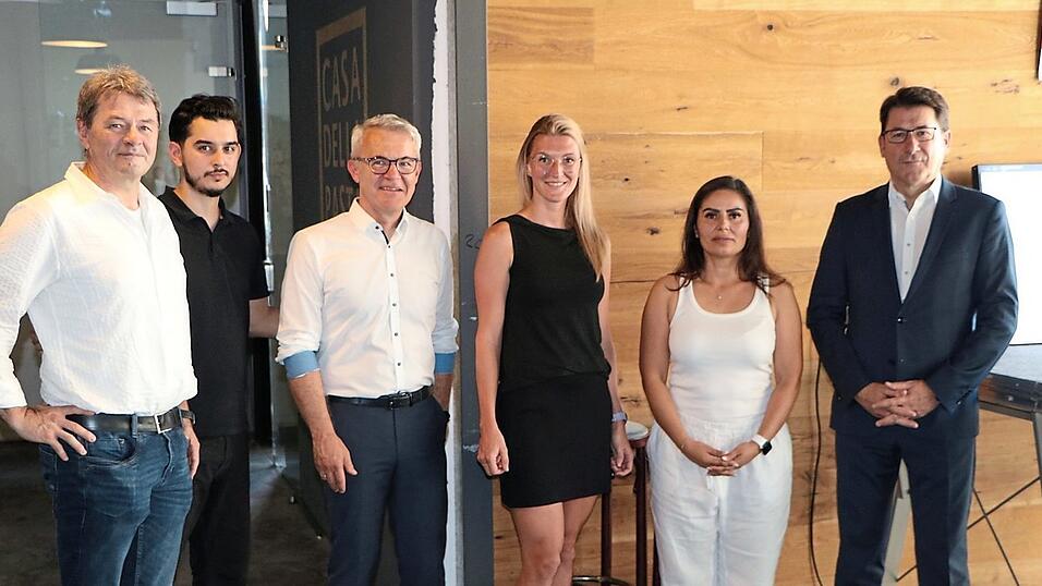 Lucian Beggel (Leiter des Parkhaus-Managements), Ebubekir Salaiy, Bernhard Lutter (Leiter Immobilienmanagement Stadtwerk), eine seiner Mitarbeiterinnen, die neue P&auml;chterin Nilg&uuml;n Er und Stadtwerk-Gesch&auml;ftsf&uuml;hrer Manfred Koller (von links).