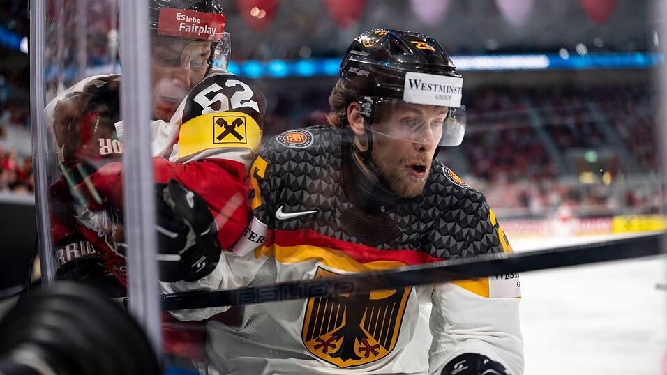 Leon H&uuml;ttel (r) k&auml;mpft mit dem &Ouml;sterreicher Paul Huber um den Puck.