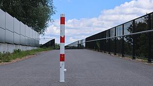 Der Pfosten auf der Mitterdorfer Seite der Radlbr&uuml;cke war schon mehrfach unfallbeteiligt. Sowohl bei der Stadtverwaltung als auch bei der Polizei r&auml;tselt man, ob und wie man ihn noch sichtbarer machen k&ouml;nnte.