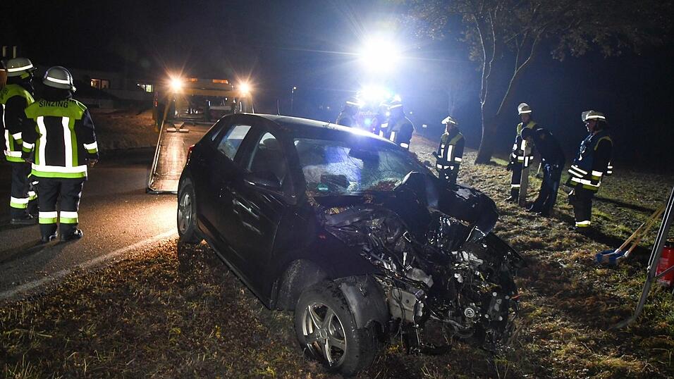 Bei Sinzing kam es zu einem schweren Unfall. (Symbolbild)