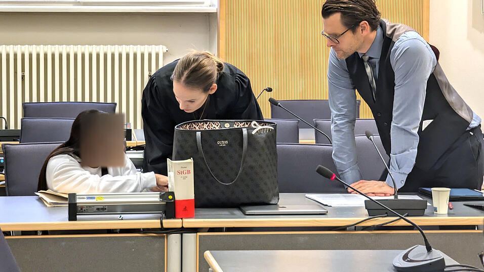 Das Verteidigerduo Anna Schwarz und Andreas Hoyer ist von der Unschuld der 37-jährigen Krankenschwester felsenfest überzeugt.