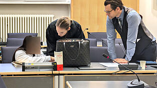 Das Verteidigerduo Anna Schwarz und Andreas Hoyer ist von der Unschuld der 37-jährigen Krankenschwester felsenfest überzeugt.