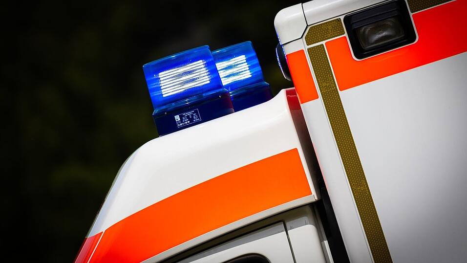 Der Rettungsdienst hat den Mann anschließend in ein Krankenhaus gebracht. (Symbolbild) Der Rettungsdienst hat den Mann anschließend in ein Krankenhaus gebracht. (Symbolbild)