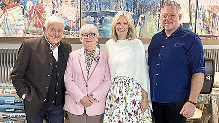 Bei der Vernissage (von links): Ernst Moser, Brigitte Niefanger, Birgit Mooser-Niefanger und Christof Moser.