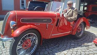 G&uuml;nter Reimer mit seinem &bdquo;Haupteinsatzfahrzeug&ldquo;: Die Karosserie stammt aus dem Jahr 1924, der Motor wurde 1930 von BMW gebaut.