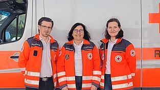 Packen in Zukunft gemeinsam an (v. l.): der örtliche BRK-Bereitschaftsleiter Lorenzo Schröer, die stellvertretende Fachdienstverantwortliche Ulrike Hase und Kassiererin Stefanie Schmid.