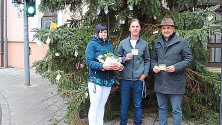 Daniela Clasen und Ronny Linder von Pro Seniore stellten mit Bürgermeister Josef Schütz am Marktplatz die Wunschzettelaktion vor. Daniela Clasen und Ronny Linder von Pro Seniore stellten mit Bürgermeister Josef Schütz am Marktplatz die Wunschzettelaktion vor.