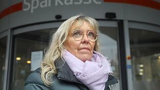 Astrid Kaiser hatte ein Schließfach in der Gelsenkirchener Sparkasse. Jetzt fühlt sie sich doppelt betroffen. Astrid Kaiser hatte ein Schließfach in der Gelsenkirchener Sparkasse. Jetzt fühlt sie sich doppelt betroffen.
