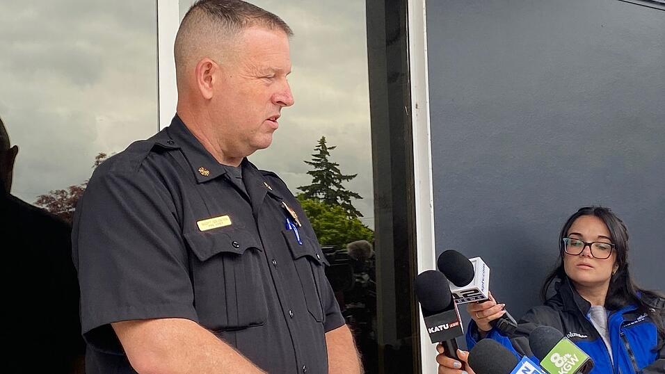 Feuerwehrchef Scott Goldstein hielt eine Pressekonferenz nach der Explosion in Longview. Feuerwehrchef Scott Goldstein hielt eine Pressekonferenz nach der Explosion in Longview.