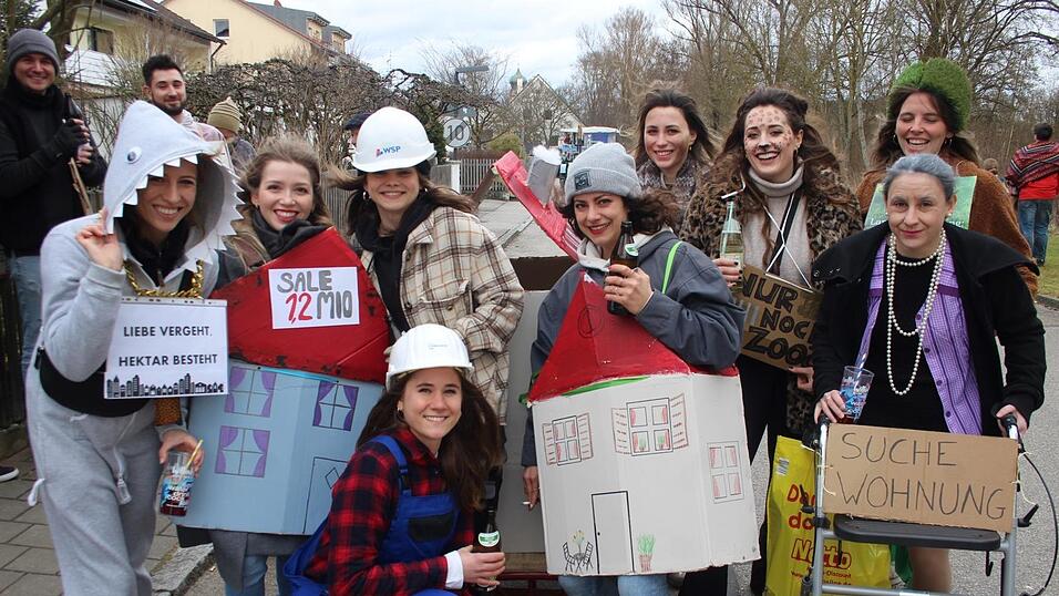 Viele Faschings-Fans haben sich am Samstag den Umzug in Langenbach angesehen. Viele Faschings-Fans haben sich am Samstag den Umzug in Langenbach angesehen.
