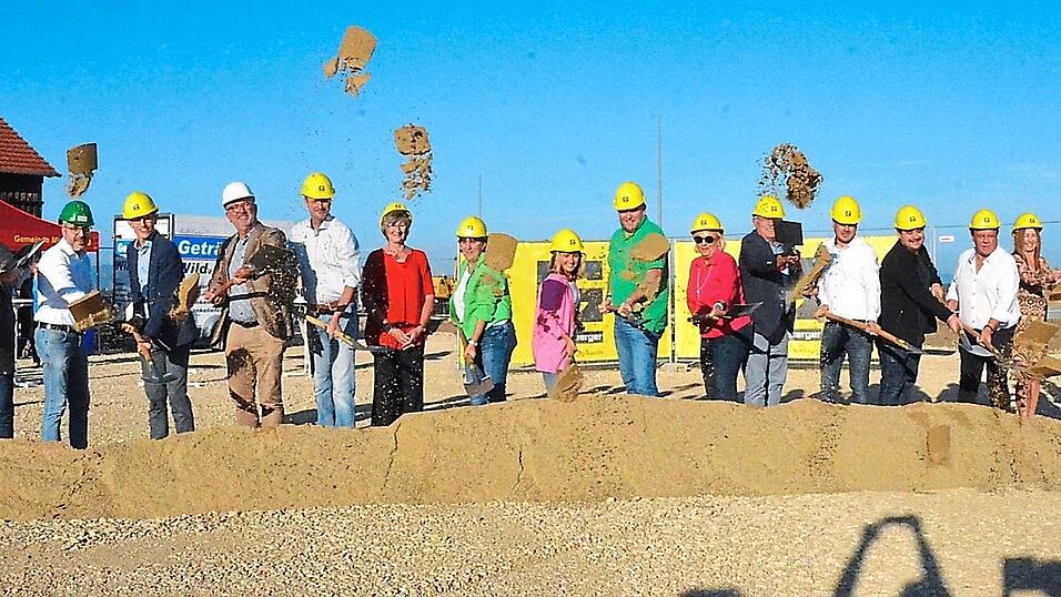 Das ist der offizielle Spatenstich für das neue Altenheim. Das ist der offizielle Spatenstich für das neue Altenheim.