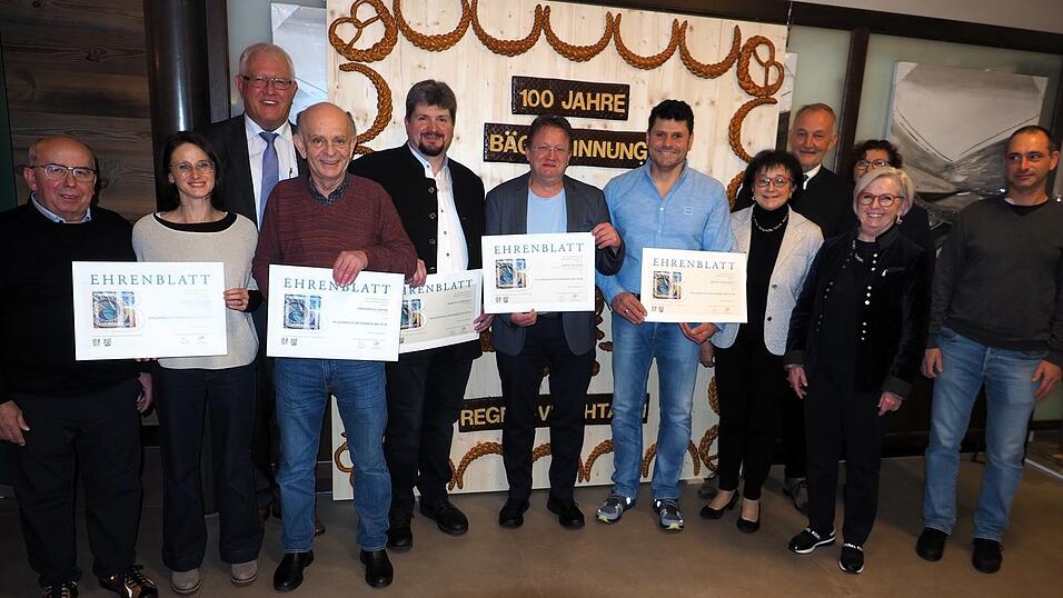 Das Ehrenblatt der Handwerkskammer erhielten (v.l.) für 120 Jahre die Bäckerei Ramona Mader, für 90 Jahre die Bäckerei Fritz Treml, für 100 Jahre die Bäckerei Martin Schnierle, für 375 Jahre die Bäckerei Josef Fischer und für 120 Jahre die Bäckerei Björn Pongratz. Das Ehrenblatt der Handwerkskammer erhielten (v.l.) für 120 Jahre die Bäckerei Ramona Mader, für 90 Jahre die Bäckerei Fritz Treml, für 100 Jahre die Bäckerei Martin Schnierle, für 375 Jahre die Bäckerei Josef Fischer und für 120 Jahre die Bäckerei Björn Pongratz.