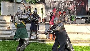 Spektakulär: Diese beiden zeigten im Kampf mit der Axt, wer besser mit der Waffe umgehen kann.