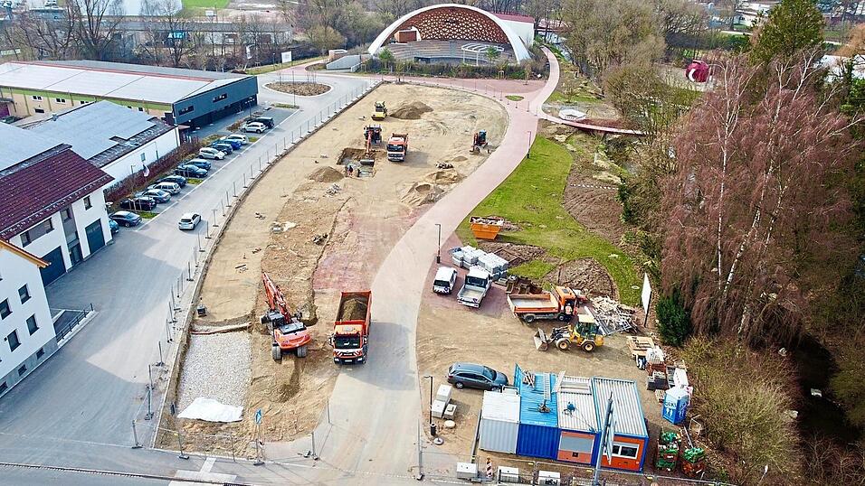 Derzeit wird die Festwiese umgebaut, damit dort im August das Volksfest stattfinden kann. Auf dem Streifen links der Mitte entstehen die Parkpl&auml;tze.