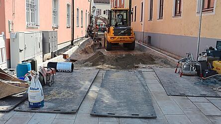 Die Bauarbeiten am Kircheng&auml;sschen gehen z&uuml;gig voran. Die Einzeiler zur Seitenbegrenzung sind bereits betoniert.