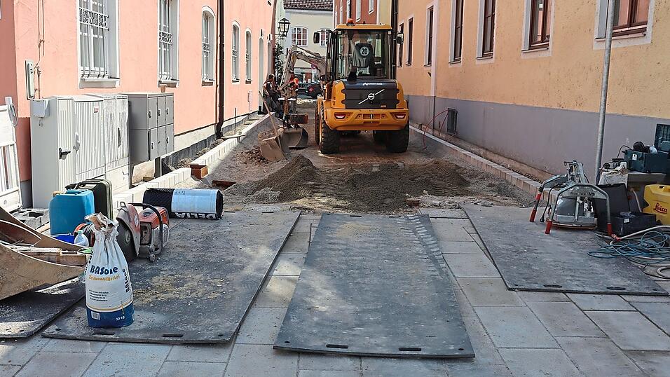Die Bauarbeiten am Kircheng&auml;sschen gehen z&uuml;gig voran. Die Einzeiler zur Seitenbegrenzung sind bereits betoniert.