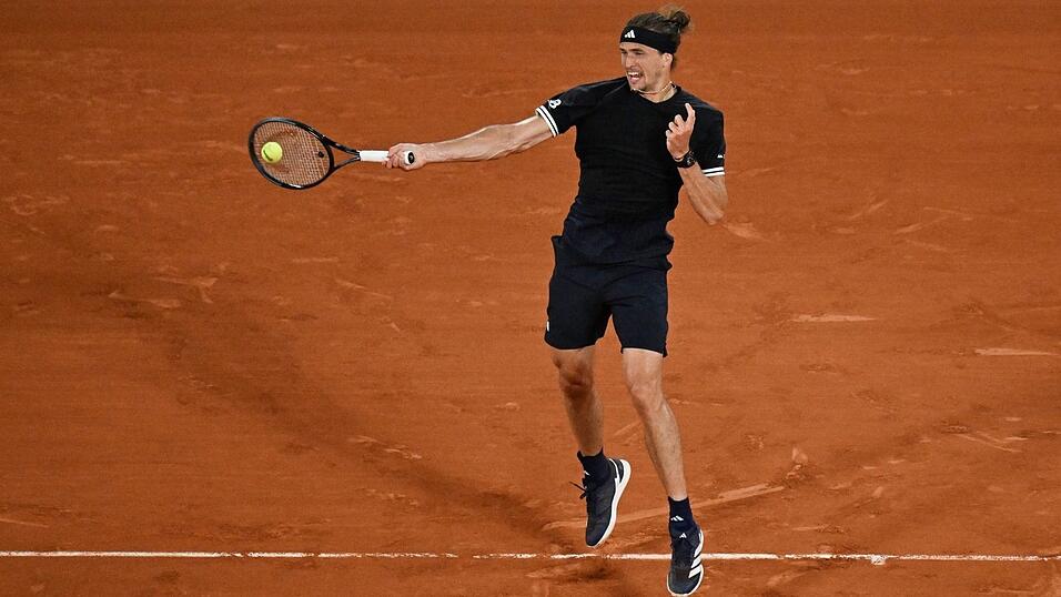 Alexander Zverev schlägt sich ins Achtelfinale der French Open durch. Alexander Zverev schlägt sich ins Achtelfinale der French Open durch.