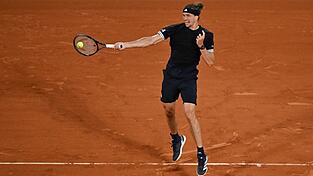 Alexander Zverev schlägt sich ins Achtelfinale der French Open durch. Alexander Zverev schlägt sich ins Achtelfinale der French Open durch.