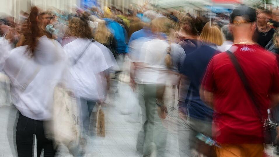 Das Rentensystem betrifft alle - die einen zahlen ein, die anderen beziehen Rente. (Symbolbild) Das Rentensystem betrifft alle - die einen zahlen ein, die anderen beziehen Rente. (Symbolbild)