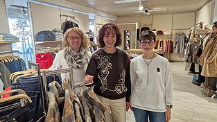 Inhaberin Doris Busch-Simet (Mitte) mit zwei ihrer Mitarbeiterinnen: Birgit Kugelmann (l.) und Lena Sausperger Inhaberin Doris Busch-Simet (Mitte) mit zwei ihrer Mitarbeiterinnen: Birgit Kugelmann (l.) und Lena Sausperger