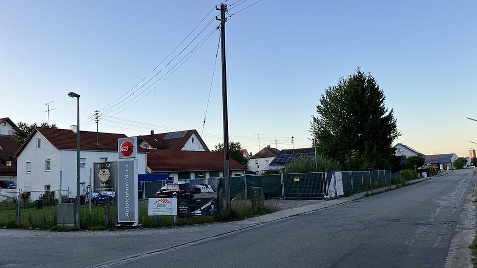 Auf diesem Grundstück an der Mainburger Straße soll ein Wohn- und Geschäftshaus hochgezogen werden. So manches Mitglied im Bauausschuss des Marktrats von Au hadert angesichts dieser massiven Nachverdichtung mit der Parksituation in diesem Bereich. Auf diesem Grundstück an der Mainburger Straße soll ein Wohn- und Geschäftshaus hochgezogen werden. So manches Mitglied im Bauausschuss des Marktrats von Au hadert angesichts dieser massiven Nachverdichtung mit der Parksituation in diesem Bereich.